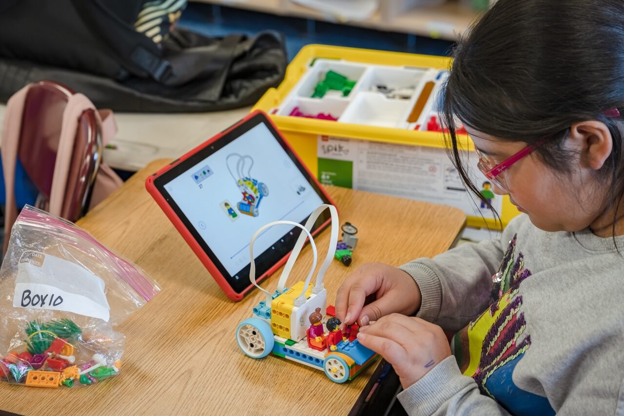 Estudiantes de Wolfe Street construyen un coche de Lego a distancia