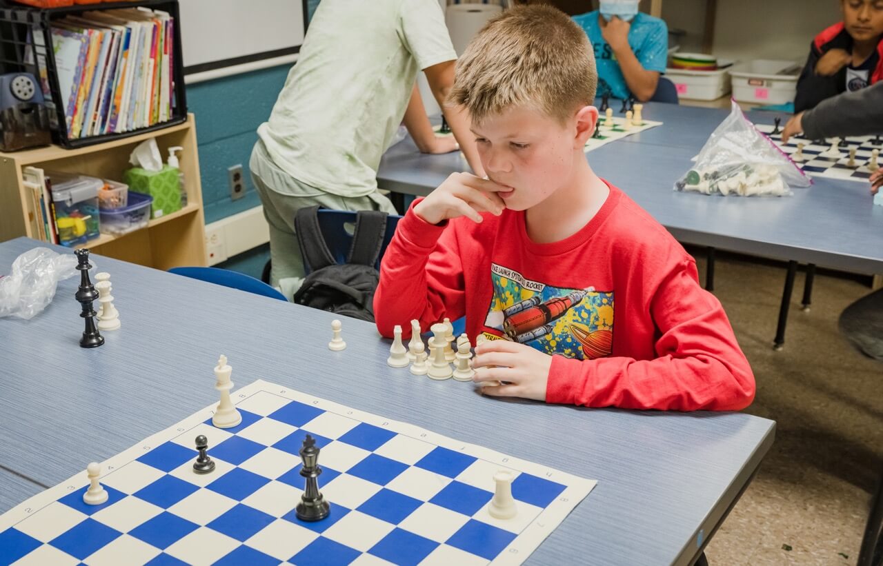 Enfant jouant aux échecs